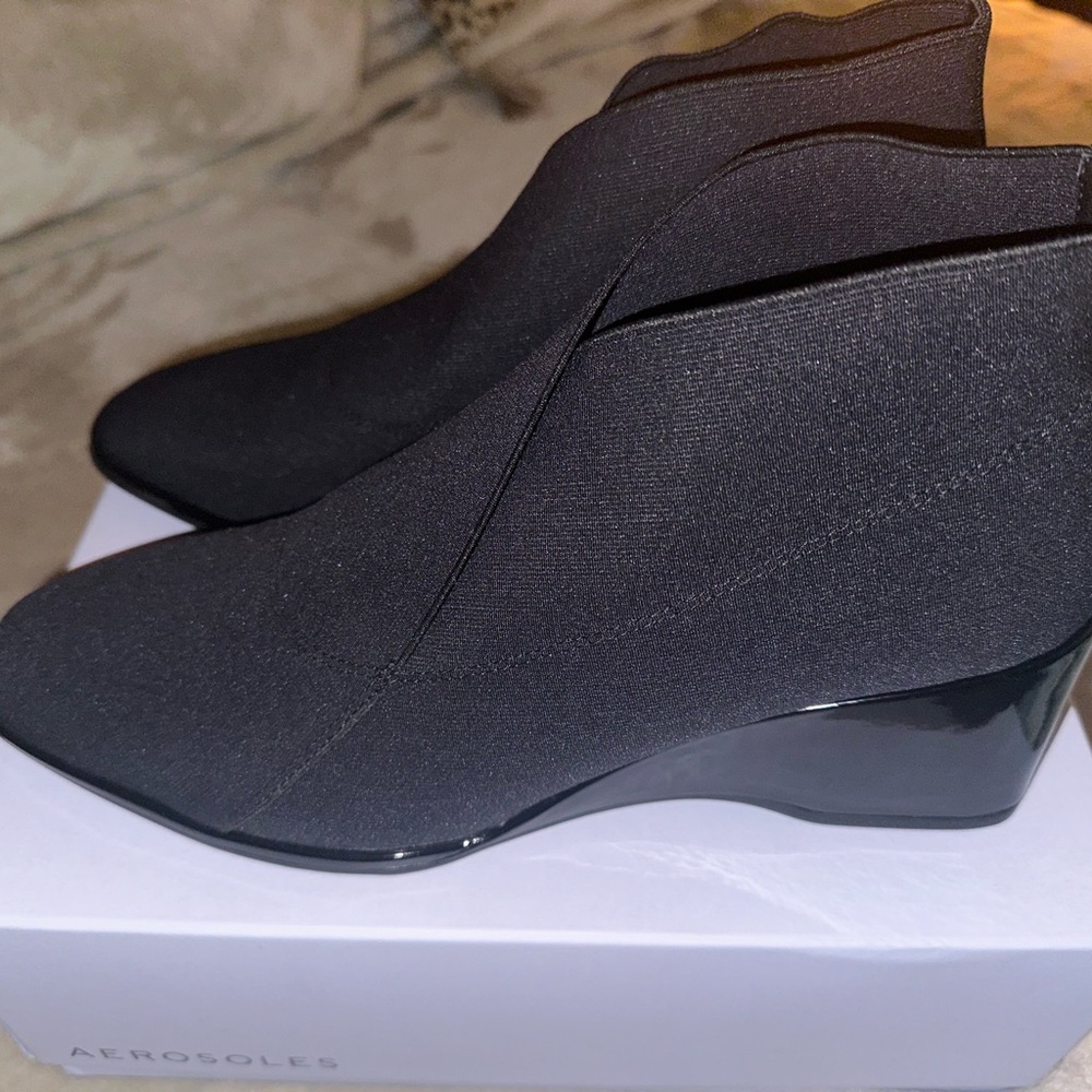 AEROSOLES Women's Sleek Black Ankle Booties